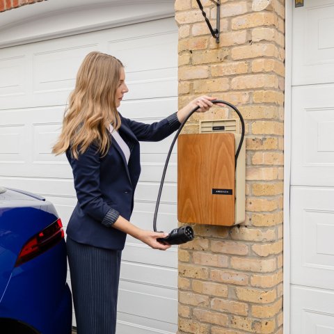 Zdjęcie: Ładowarka do samochodu elektrycznego w garażu — wymagania instalacyjne