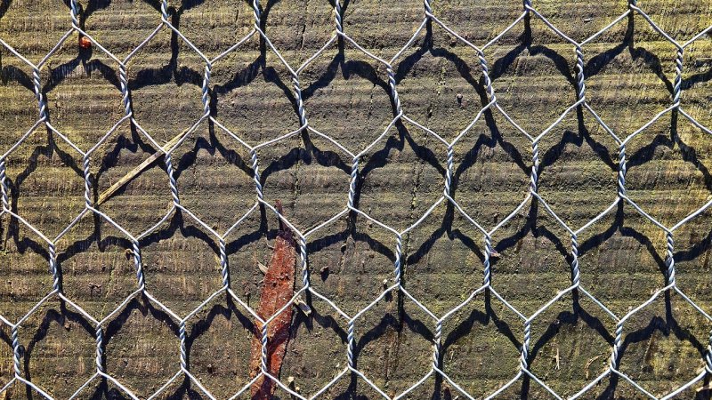 Antypoślizgowe powłoki i nakładki na schody zewnętrzne — które działają przy mrozie i deszczu